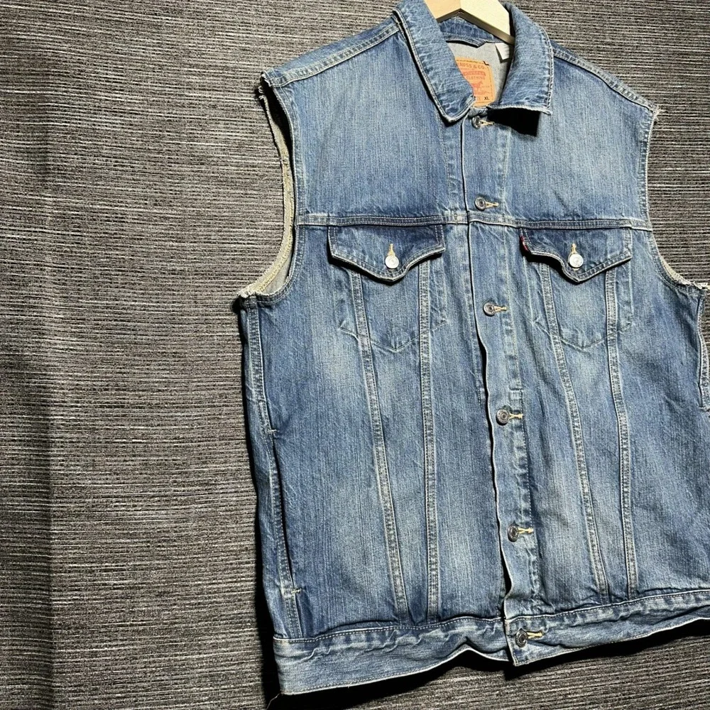Levis Denim Vest Mens XL Blue Solid Sleeveless Trucker Denim Raw Cut Sleeves